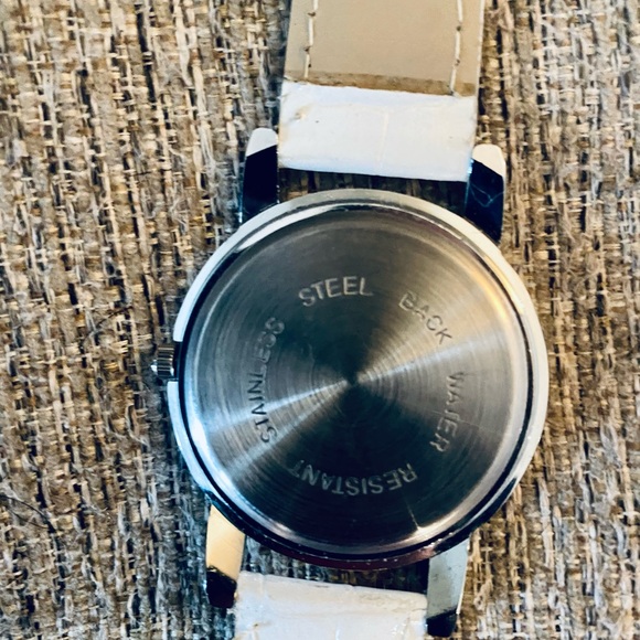 Hello Kitty White and Rhinestone watch - Picture 3 of 3